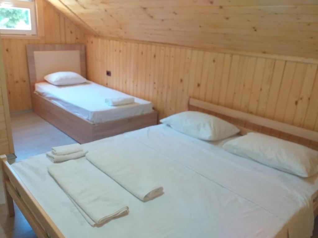ヴァルボナ Bujtina Arlindi Bed & Breakfast エクステリア 写真