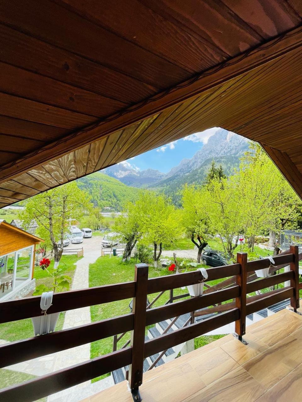 ヴァルボナ Bujtina Arlindi Bed & Breakfast エクステリア 写真