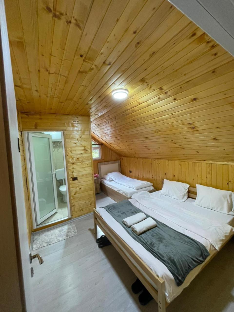 ヴァルボナ Bujtina Arlindi Bed & Breakfast エクステリア 写真